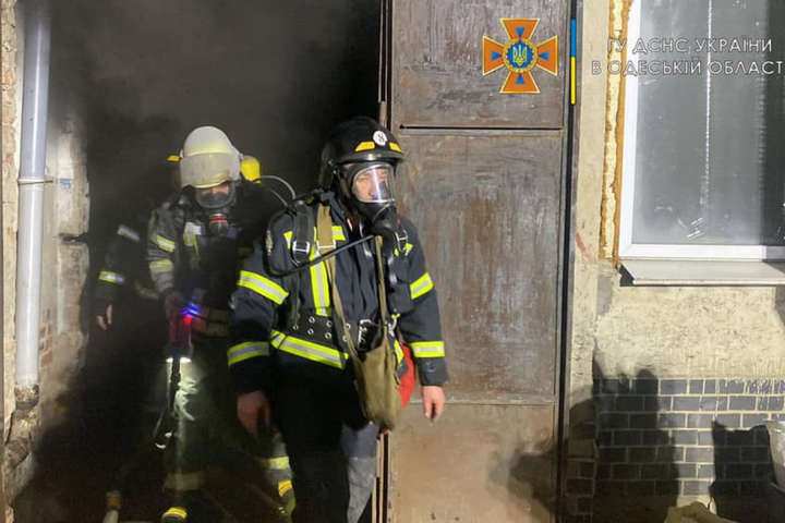 В Одесі спалахнула масштабна пожежа у швейному цеху (відео)