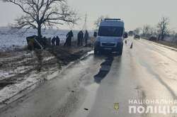 На Запоріжжі «Таврія» втаранилася в дерево: двоє людей загинуло (фото)