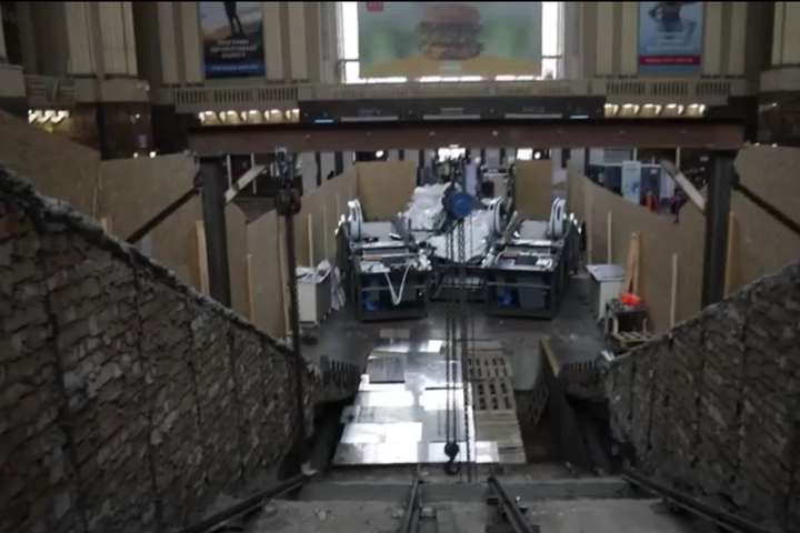 «Укрзалізниця» показала, як проходить демонтаж головного ескалатора країни (відео)