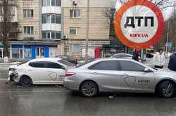 Два елітні таксі потрапили в аварію у центрі Києва (фото) 