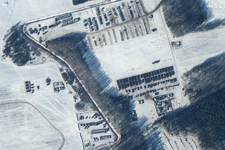 Появились новые спутниковые снимки российских войск возле границы Украины