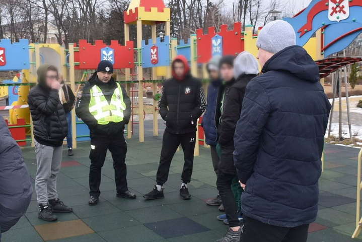 Юнаки влаштували «вечірку для дорослих» на дитячому майданчику (фото, відео)