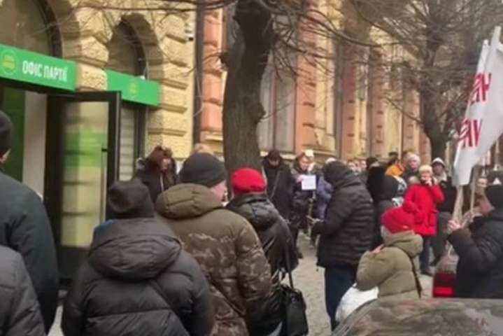 «Банду геть»: активісти пікетували офіс «Слуги народу» у Чернівцях (відео)