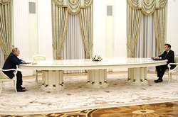 Фото: - Путін не підпустив Макрона близько до себе під час переговорів