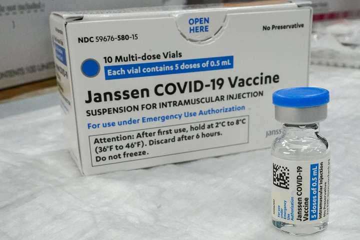 ЗМІ: Johnson&Johnson призупинила виробництво Covid-вакцини