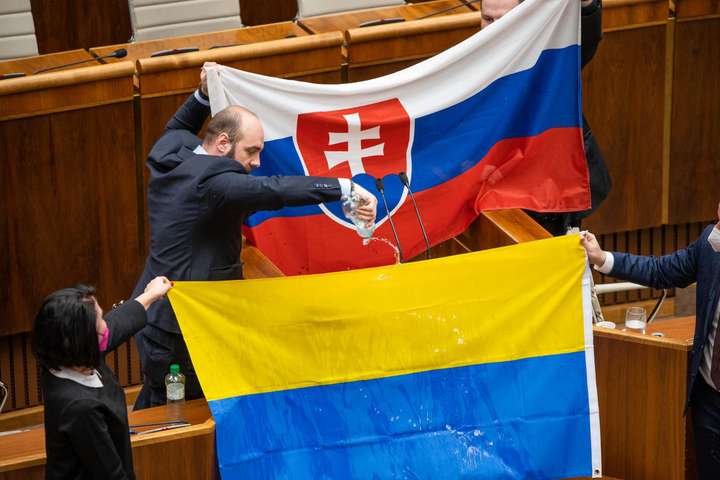 У парламенті Словаччини проросійські депутати осквернили прапор України (відео)