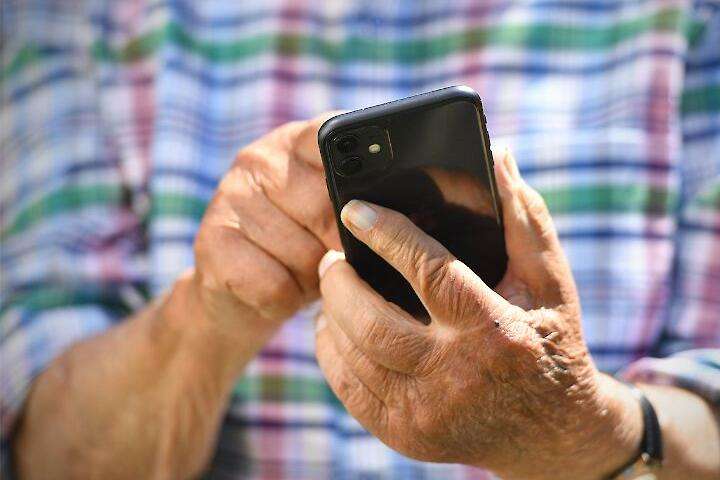 Федоров розповів, коли почнеться запис на отримання смартфонів для пенсіонерів