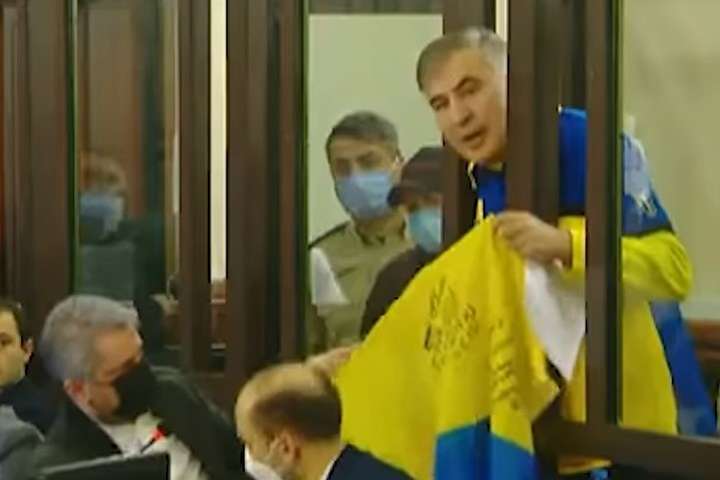 Саакашвілі в суді заспівав гімн України у патріотичному вбранні (відео)