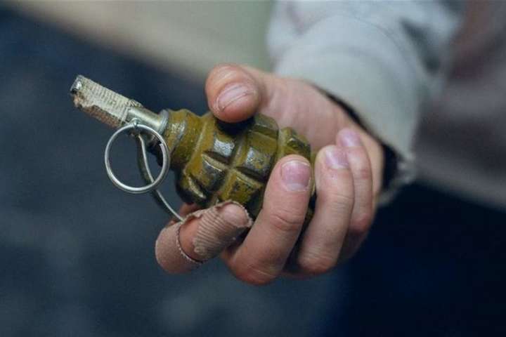 На Вінниччині п’яний чоловік зайшов до міської ради з гранатою в руках