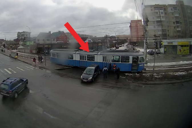 У Вінниці зіткнулися легковик і трамвай (відео)