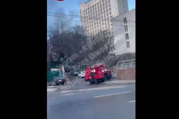 Біля станції метро «Голосіївська» палає будинок (відео) 