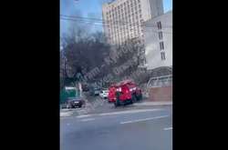 Біля станції метро «Голосіївська» палає будинок (відео) 