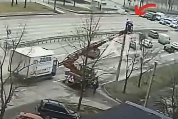 Вантажівка протаранила автовишку у Дніпрі: двоє людей впали з вежі 