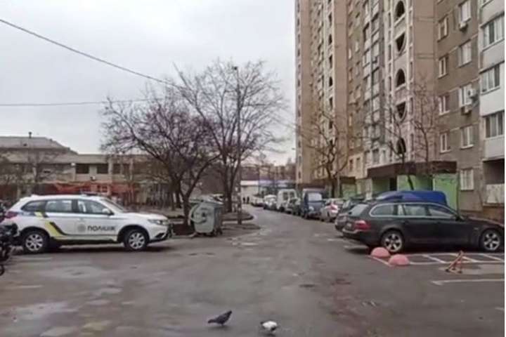 На Харківському шосе пенсіонер вчинив самогубство (відео) 