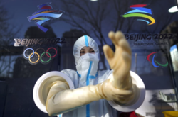  Маски, захисні костюми і безкінечні ПЛР-тестування – реальність Олімпійських ігор в Пекіні   