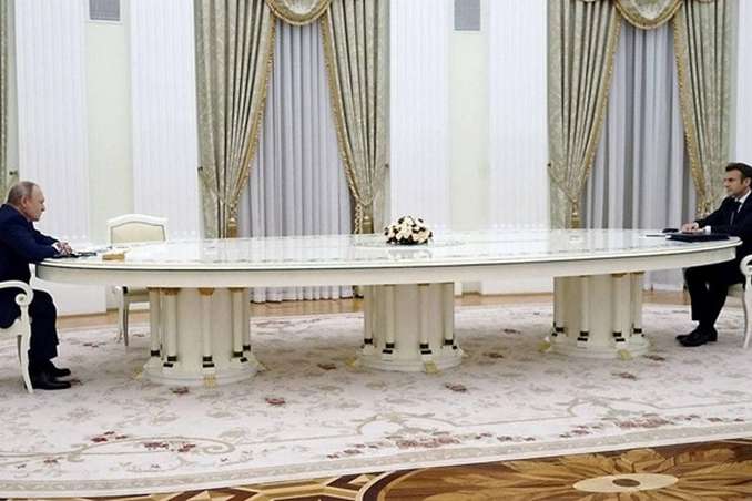 ЗМІ дізналися, чому Макрон на переговорах з Путіним сидів за довгим столом