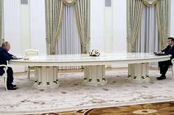 ЗМІ дізналися, чому Макрон на переговорах з Путіним сидів за довгим столом