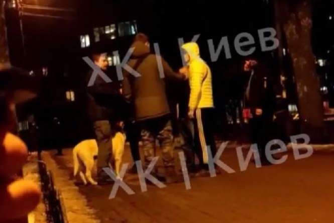 У Києві молодики побили ветерана АТО та його собаку