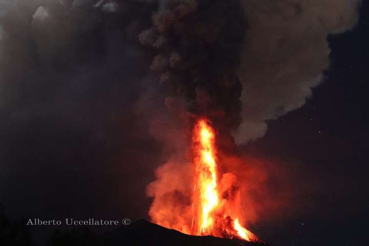 На Сицилії сталося виверження вулкана: стовп попелу піднявся на 10 км (відео)