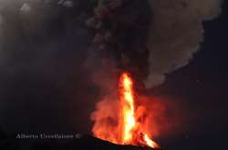 На Сицилії сталося виверження вулкана: стовп попелу піднявся на 10 км (відео)