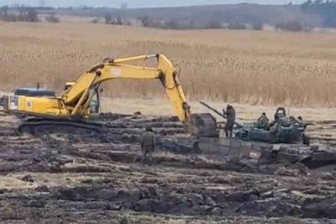 Соцмережі: російські танки застрягли у багнюці під Ростовом (відео)