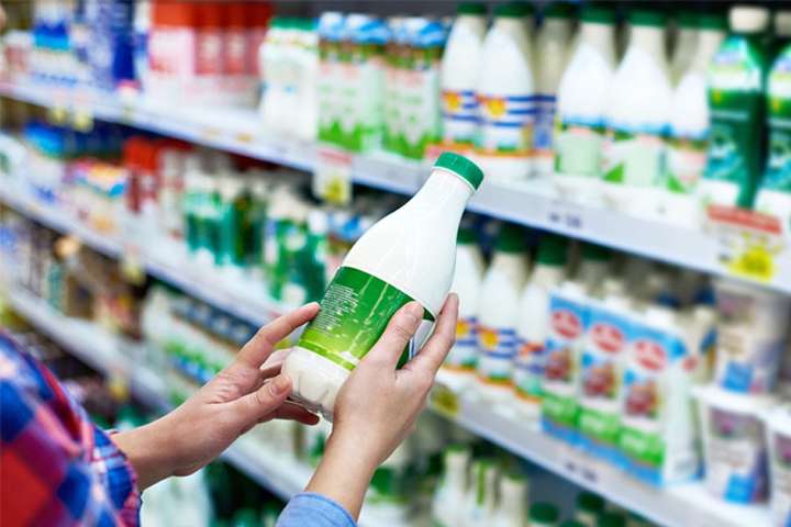 Вітчизняна молочна продукція не може конкурувати із імпортною через високу вартість сировини, спричинену її дефіціитом - Голова Спілки молочних підприємств пояснив, чому українська продукція стала неконкурентною