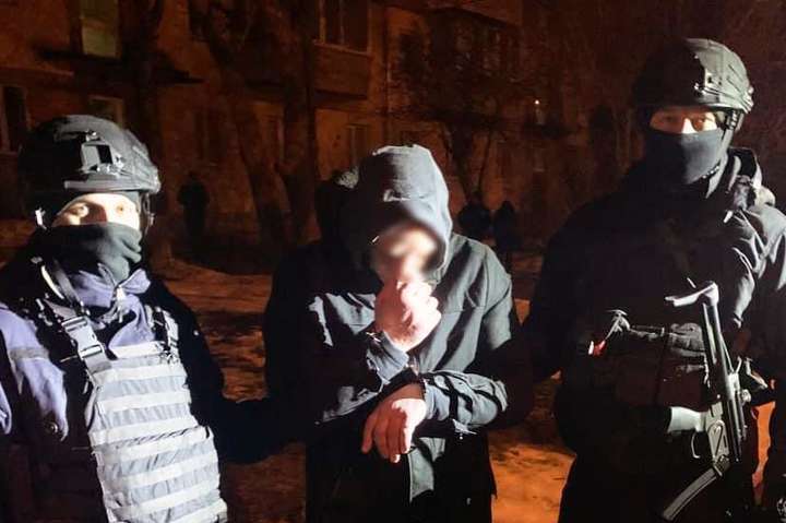 Під Києвом батько та син зі стріляниною викрали авто (відео)