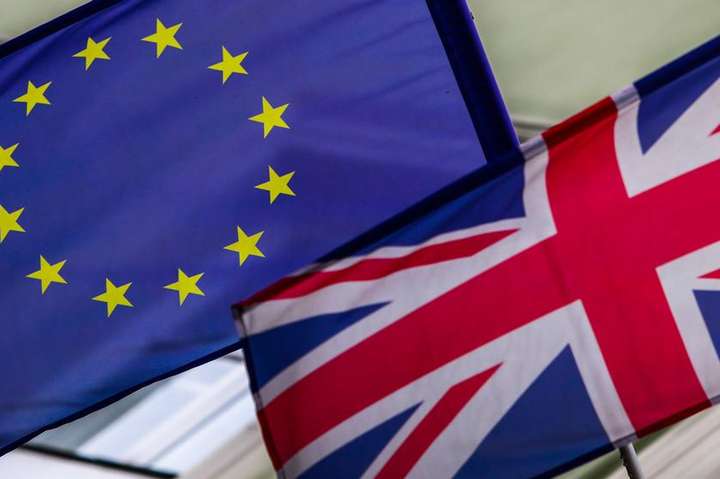 Посол Британії та представник ЄС заявили, що залишаються у Києві