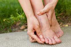 Ознакою високого рівня холестерину можуть бути судоми в ногах при ходьбі