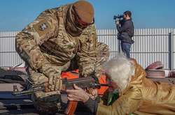 Валентина Костянтинівська з автоматом Ак-47 тренується захищатися від можливого нападу Росії