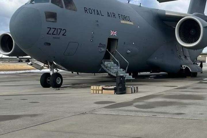 Літак із військовою допомогою від Британії прибув до України