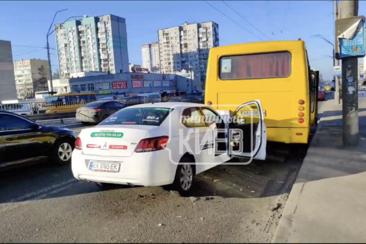 У Києві п'яний таксист врізався у маршрутку (фото, відео) 
