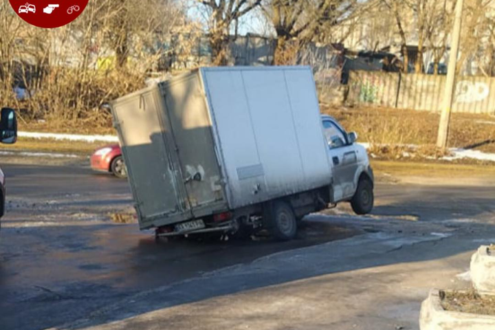 У Києві міні-вантажівка провалилася під асфальт
