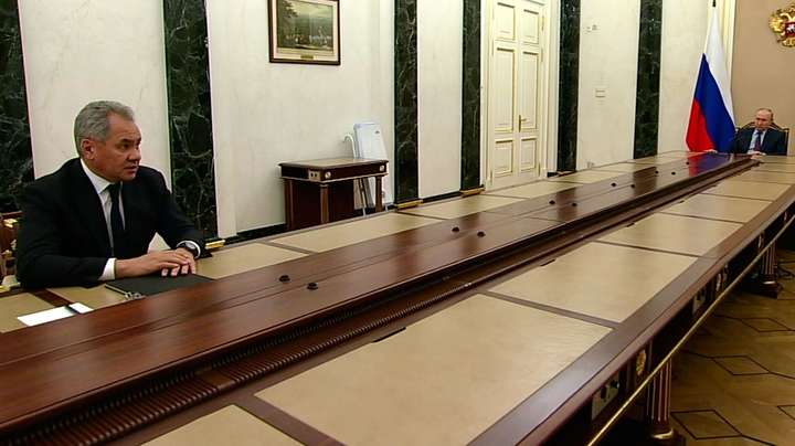 Соцмережі висміяли Путіна, який посадив міністрів за довжелезний стіл (фото)