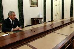 Соцмережі висміяли Путіна, який посадив міністрів за довжелезний стіл (фото)