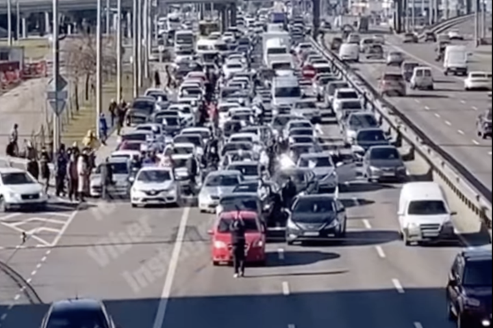У Києві таксисти перекрили трасу: страйкують заради підвищення тарифів 