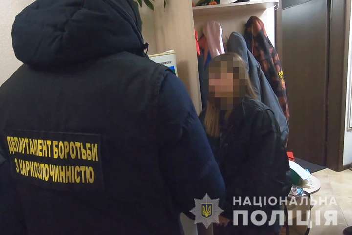 В Одесі дівчина продавала наркотики у клубах. Їй загрожує десять років в'язниці (відео)
