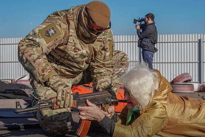 Валентина Константиновская с автоматом Ак-47 тренируется защищаться от возможного нападения России - Мариупольская бабушка с оружием стала звездой соцсетей (фото)