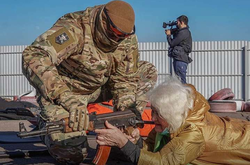  Валентина Константиновская с автоматом Ак-47 тренируется защищаться от возможного нападения России 