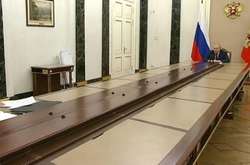 Раніше співробітники, які мали зустрітися з Володимиром Путіним,сиділи на двотижневому карантині