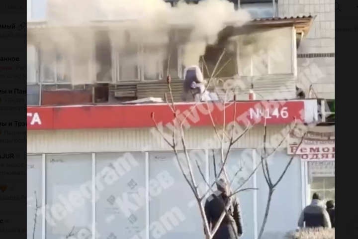 Працівник «Нової пошти» врятував жінку з квартири, охопленої вогнем (відео) 