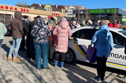 На Київщині тисячі людей залишилися без води та перекрили дорогу (відео)