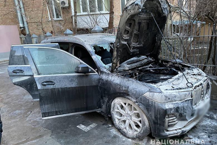 У Києві троє хлопців підпалили дорогу іномарку: подробиці (відео)