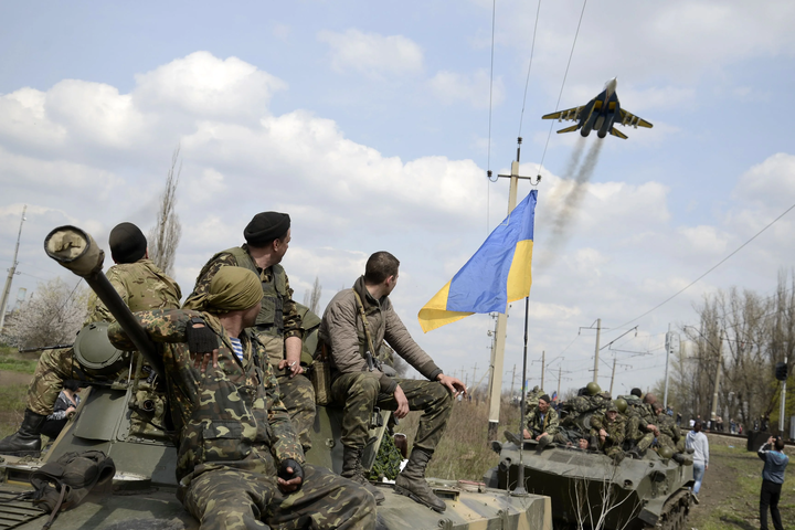 Почему олигархи убегают, а простые украинцы не паникуют? Психолог объясняет, как реагировать на военную угрозу