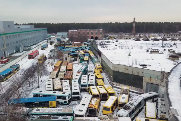 Кладовище автобусів: відео занедбаного автопарку Києва