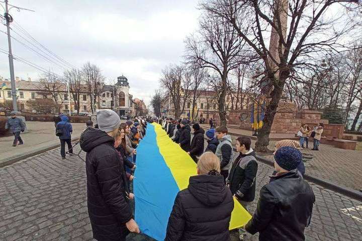 Зворушливо та гучно. Україна вперше святкує День єднання (фото, відео)