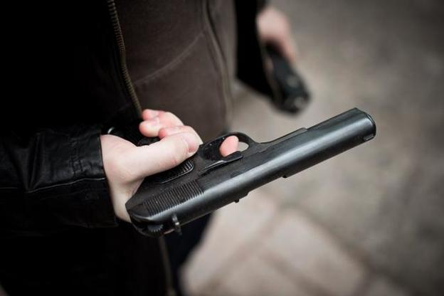 У Києві суд відправив під домашній арешт чоловіка, який стріляв по людях 