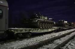 Танки та іншу гусеничну бронетехніку, ніби то, перевезуть залізницею