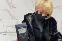 На Київщині поліцейські затримали п’яну водійку з підробленими правами