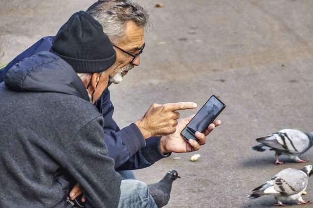 «єСмартфон» від Зеленського: пенсіонери не зможуть продати чи подарувати гаджет 